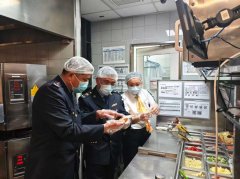 <b>礼聘60名外卖骑手为“食安”</b>